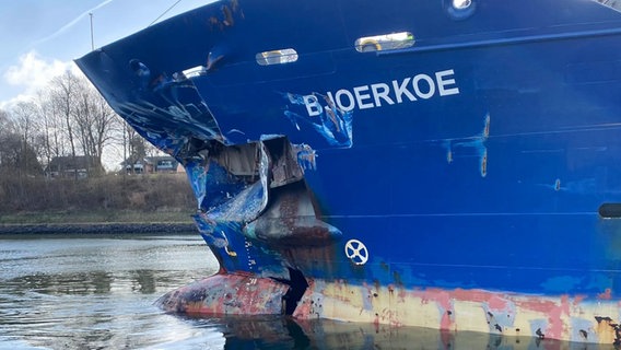 Ein beschädigtes Schiff nach einer Kollision auf dem Nord-Ostsee-Kanal. © Christian Wolf Foto: Christian Wolf