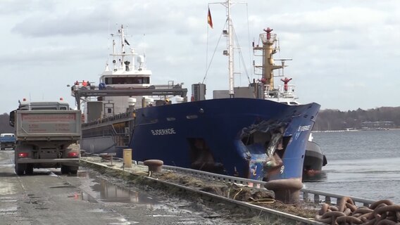 Ein beschädigtes Schiff liegt nach einer Kollision an einer Kai-Mauer. © TeleNewsNetwork 