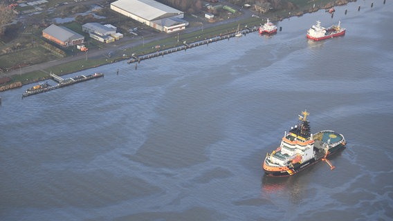 Schiff der Küstenwache bei Ölbekämpfung auf dem Nord-Ostsee-Kanal © Havariekommando 
