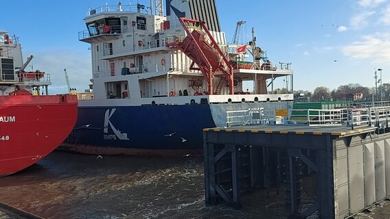 Ein Schiff passiert eine Schleuse am Nord-Ostsee-Kanal. © NDR 