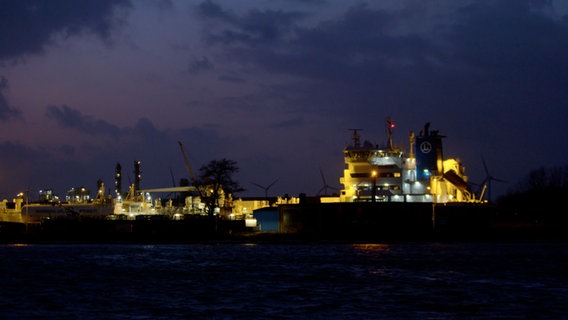 Ein Schiff liegt bei Nacht im Nord-Ostsee-Kanal. © NDR 