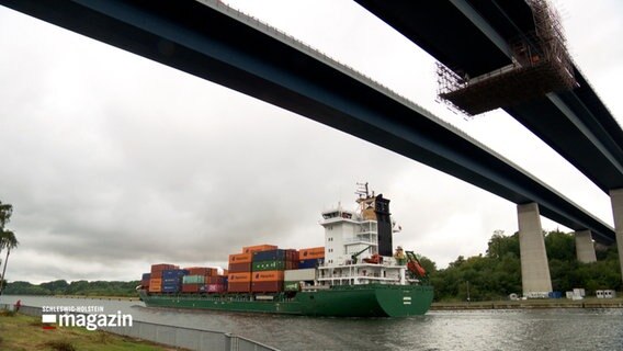 Ein Schiff fährt unter der Holtenauer Hochbrücke durch. © NDR 