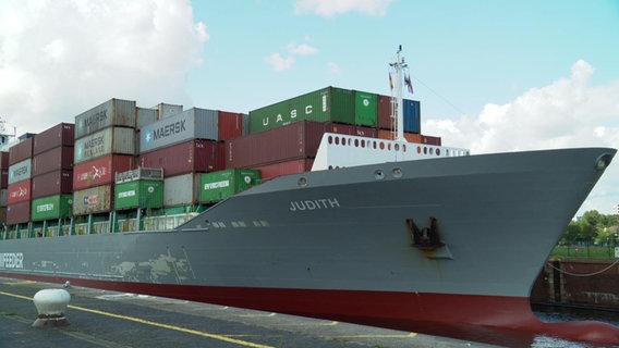 Ein Containerschiff mit dem Namen "Judith" liegt an einem Kai. Ein Containerschiff mit dem Namen "Judith" liegt an einem Kai. © NDR Foto: NDR Screenshot