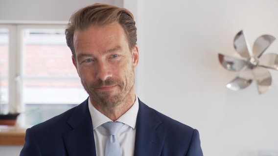 Ein Mann gibt ein Interview. Es ist Jens Broder Knudsen von der Initiative KielKanal Ein Mann gibt ein Interview. Es ist Jens Broder Knudsen von der Initiative KielKanal © NDR Foto: NDR Screenshot