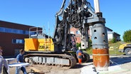 Ein Bagger mit einem angebrachten Bohrkopf steht an einer Baustelle © NDR Fotograf: Christian Nagel