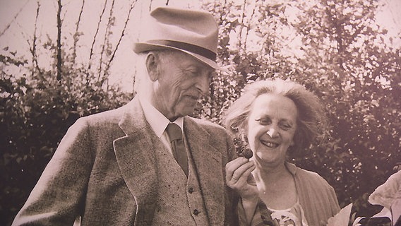 Ein Foto von Emil Nolde und seiner ersten Frau Ada Nolde im hohen Alter. © NDR 