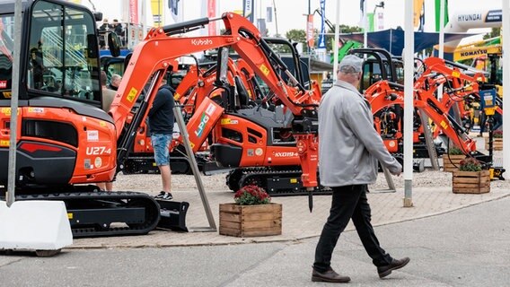 Baumaschinen sind auf der NordBau Messe ausgestellt © dpa-Bildfunk Foto: Markus Scholz