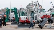 Baumaschinen stehen im Außenbereich auf der NordBau Messe © dpa-Bildfunk Foto: Markus Scholz