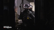 Einsatzkräfte des SEK durchsuchen eine Wohnung. © NDR 