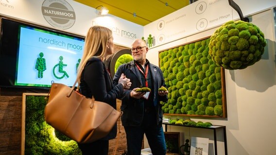 Auf der Messe Nord Gastro & Hotel wir eine junge Frau zum Thema Naturmoos beraten. © Nord Gastro & Hotel Foto: Martin Ziemer