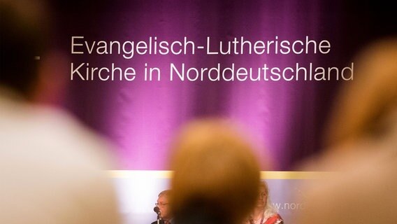 Teilnehmer einer Tagung der Synode der Evangelisch-Lutherischen Kirche in Norddeutschland sitzen am 24.09.2015 in Lübeck-Travemünde (Schleswig-Holstein) im Saal. © picture alliance / dpa Foto: Daniel Bockwoldt