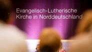 Teilnehmer einer Tagung der Synode der Evangelisch-Lutherischen Kirche in Norddeutschland sitzen am 24.09.2015 in Lübeck-Travemünde (Schleswig-Holstein) im Saal. © picture alliance / dpa Foto: Daniel Bockwoldt