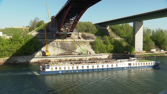 Eine Aufnahme von Bauarbeiten unterhalb einer Brücke © NDR Foto: NDR Screenshot