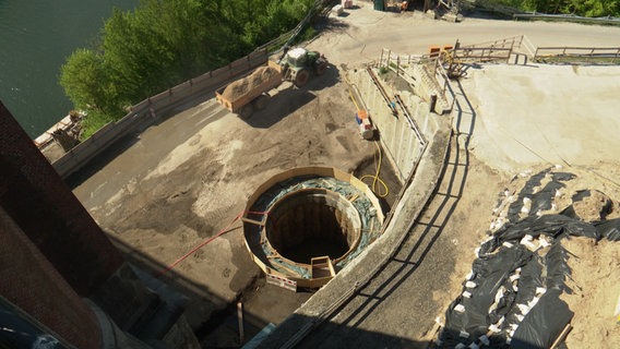 Auf einer Baustelle bei einer Brücke ist ein tiefer Schacht im Boden © NDR Foto: NDR Screenshot