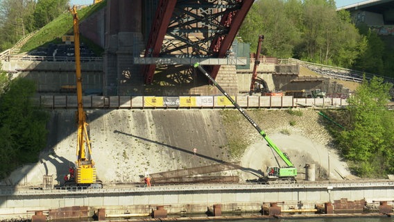 Krans bei Bauarbeiten an der Levensauer Hochbrücke. © NDR Foto: NDR Screenshot