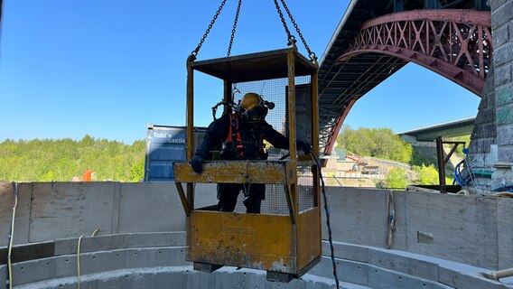 Ein Taucher bei Bauarbeiten an der Levensauer Hochbrücke. © NDR Foto: NDR Screenshot