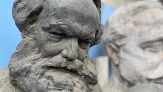 Eine Büste von Karl Marx auf dem Schrottplatz. © Carsten Prehn Foto: Carsten Prehn