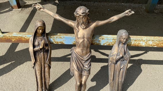 Jesus und Marien, aus dem Altmetall geborgen. © Carsten Prehn Foto: Carsten Prehn