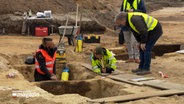 Archäologische Ausgrabungsarbeiten auf dem geplanten Northvolt-Gelände bei Heide. © NDR 