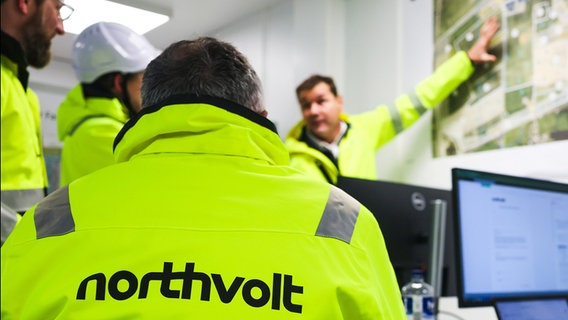 Mitarbeiter der Firma Northvolt unterhalten sich in einem Planungsbüro. © dpa Foto: Frank Molter
