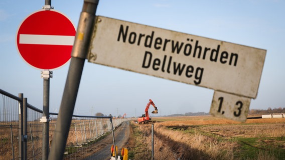Heide: Ein Straßenschild "Norderwöhrden Dellweg" ist an der Baustelle für das geplante Northvolt-Gelände zu sehen. © dpa Foto: Christian Charisius