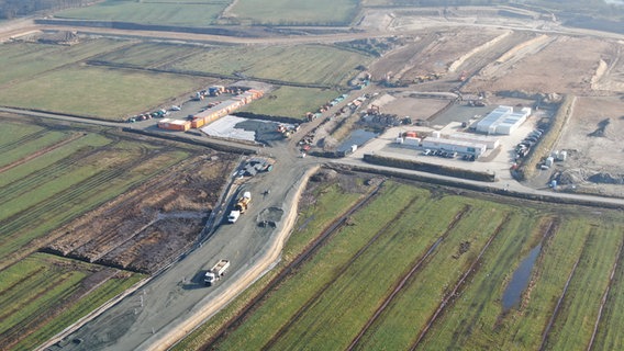 Eine Drohnenaufnahme zeigt die Baustelle der Batteriefabrik Northvolt bei Heide aus der Vogelperspektive. © Westküstennews 