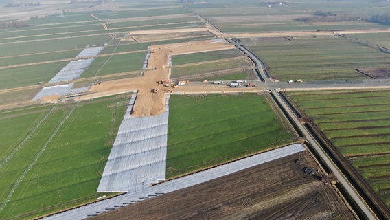 Eine Drohnenaufnahme zeigt die Baustelle der Batteriefabrik Northvolt bei Heide aus der Vogelperspektive. © Westküstennews 