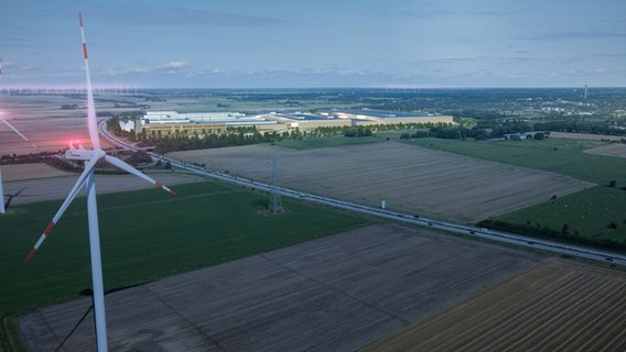 Ein computergeneriertes Bild zeigt Northvolts zukünftige Batteriefabrik bei Heide in der Dämmerung.  © Northvolt 