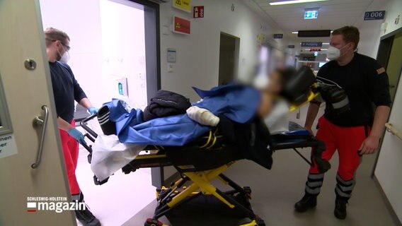 Ein verletzter Mann wird in die Notaufnahme des UKSH Lübeck gebracht.  