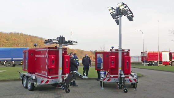 Zwei Notstromaggregate stehen auf einem Platz. © NDR 