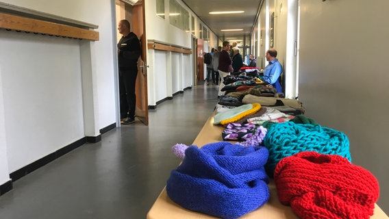 In einer Schule wird kostenlos Kleidung für Obdachlose zur Verfügung gestellt © NDR Foto: Sebastian Parzanny