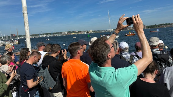 Zuschauer an der Kiellinie filmen mit ihren Smartphone die Teilnehmer des Ocean Race © NDR Foto: Samir Chawki