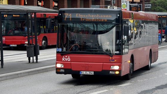 Ein Bus fährt von einer Haltestelle am Hauptbahnhof in Kiel ab.  Foto: Carsten Rehder