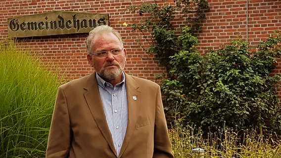 Bürgermeister Joachim Kebschull steht vor dem Oersdorfer Gemeindehaus. © NDR Foto: Sabine Alsleben