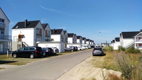 Straße mit mehreren Ferienhäusern des Ostseeresorts Olpenitz. © NDR Foto: Peer-Axel Kroeske