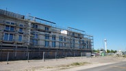 Das Baugerüst am Ferienquartier Olpenitz. © NDR Foto: Peer-Axel Kroeske