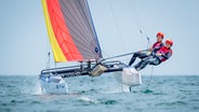 Paul Kohlhoff und Alica Stuhlemmer segeln bei der Kieler Woche. © dpa-Bildfunk Foto: Sascha Klahn