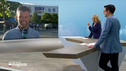 Die NDR Moderatoren Harriet Heise & Christopher Scheffelmeier stehen im Studio und schalten live zu NDR Reporter Phillip Kamke am Holstein Stadion © NDR Foto: NDR Screenshot