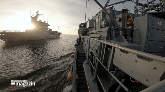 Zwie NATO-Kriegsschiffe begegnen sich auf dem Meer. © NDR 