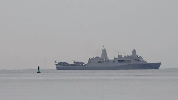 Ein Kriegsschiff der US Navy fährt durch die Ostsee. © NDR 