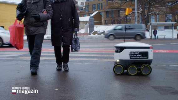 Ein Lieferroboter fährt durch die Straßen von Tallinn (Estland). © NDR 