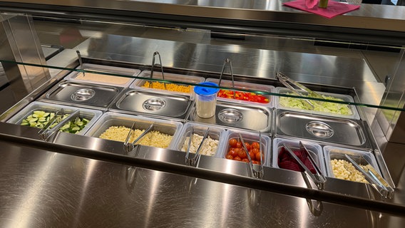 Ein Salatbuffet in der Mensa der Grundschule Oststeinbek © NDR Foto: Daniela Tabarelli