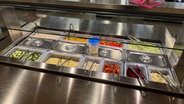 Ein Salatbuffet in der Mensa der Grundschule Oststeinbek © NDR Foto: Daniela Tabarelli