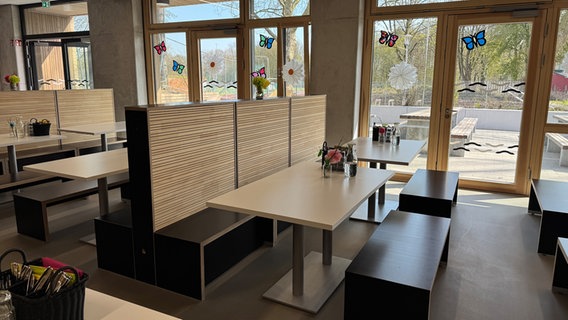 Moderne Tische und Sitzbänke vor einer Fensterfront in der Mensa der Grundschule Oststeinbek Moderne Tische und Sitzbänke vor einer Fensterfront in der Mensa der Grundschule Oststeinbek © NDR Foto: Daniela Tabarelli