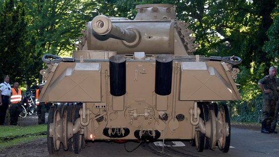 Blick auf einen alten Panzer. ©  picture alliance / dpa-Bildfunk Foto:  picture alliance / dpa-Bildfunk
