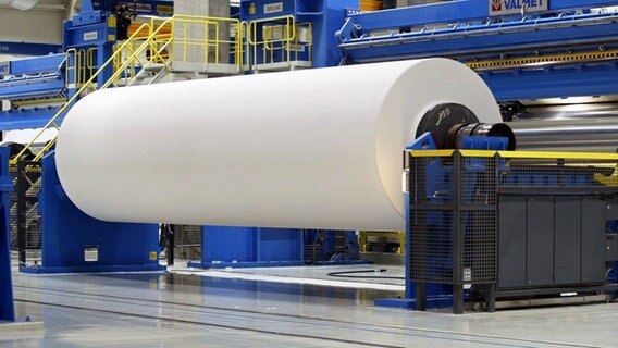 Eine große Papierrolle auf einer Papiermaschine in der Papiermühle von UPM-Kymmene in Finnland. © picture-alliance / dpa | Markku Ulander Foto: Markku Ulander