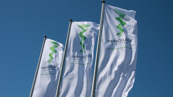 Drei Flaggen mit dem Logo der Paracelsus Kliniken wehen im Wind © Paracelsus Kliniken Foto: Paracelsus Kliniken