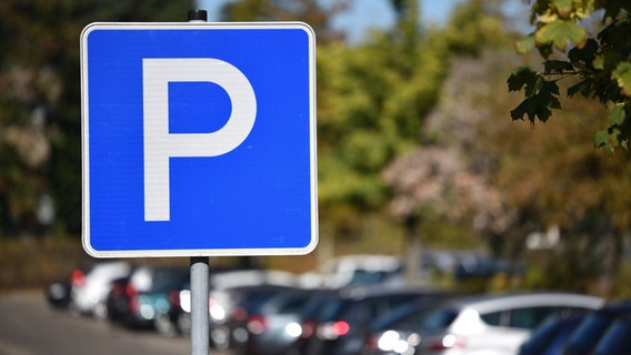 Blick auf ein Parkplatzschild © IMAGO / Markus Rinke Foto: Markus Rinke