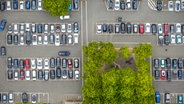 Luftaufnahme des Parkplatzes Santa-Monica-Platz mit Pkws in Hamm in Nordrhein-Westfalen © imago images Foto: Hans Blossey