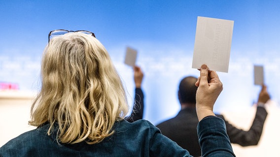 Delegierte der CDU Schleswig-Holsteins stimmen auf ihrem Landesparteitag über einen Antrag ab. © picture alliance/dpa Foto: Markus Scholz